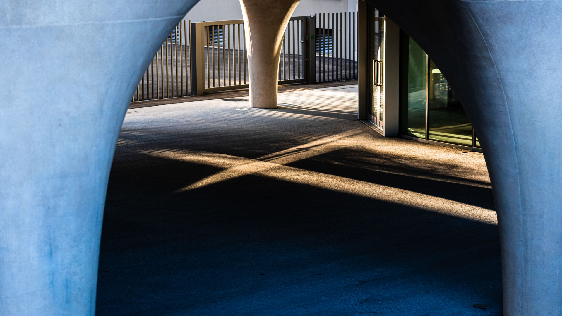 Spiel zwischen Licht und Schatten. Aufgenommen in Biel/Bienne, Swatch Gebäude