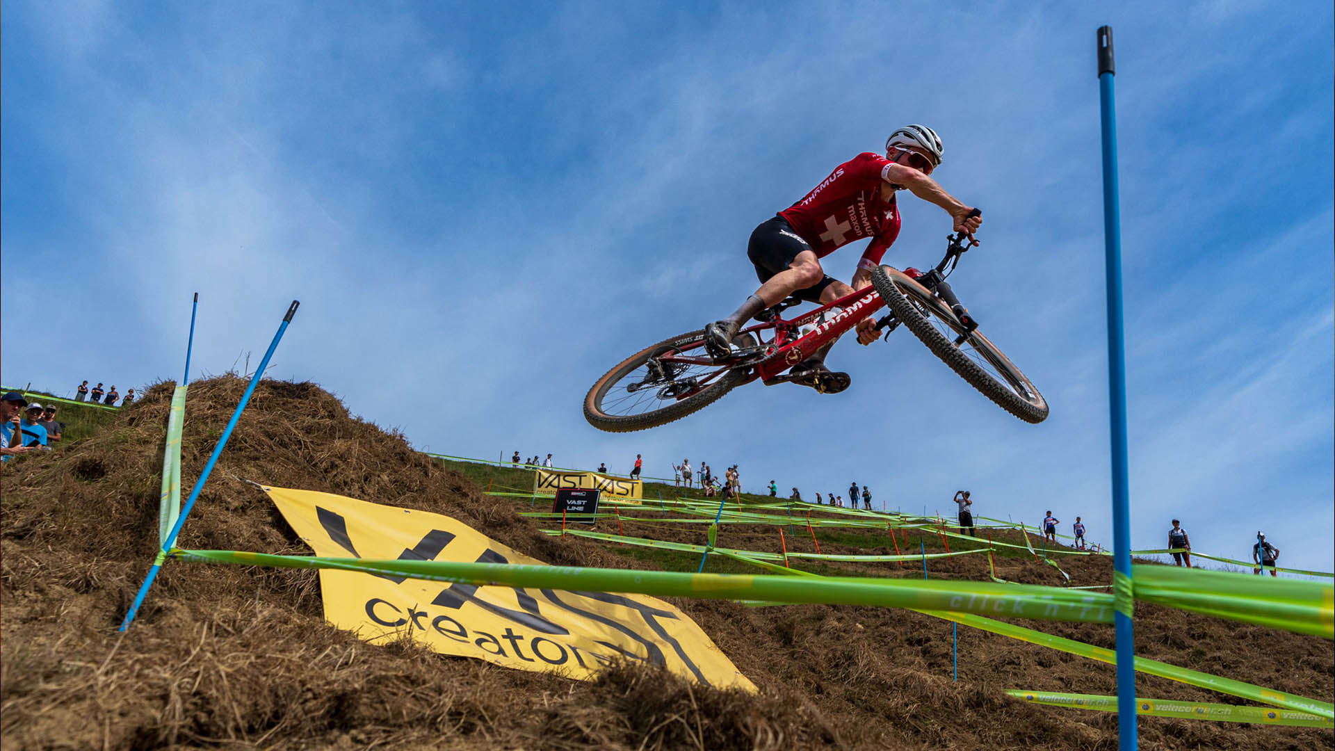 Mountainbiker Mathias Flückiger fliegt durch die Luft am Bike Village Huttwil 2023