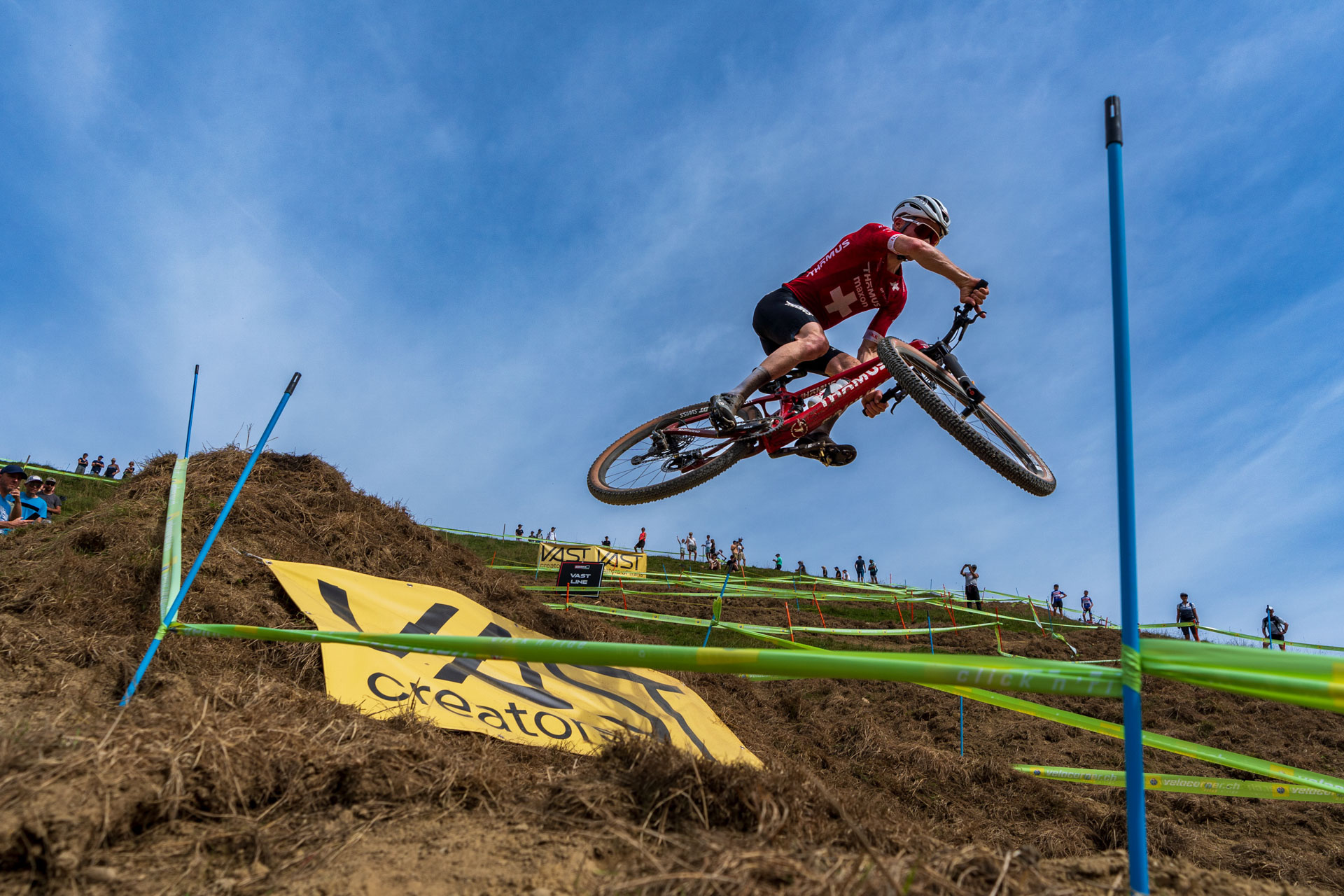 Mountainbiker Mathias Flückiger fliegt durch die Luft am Bike Village Huttwil 2023