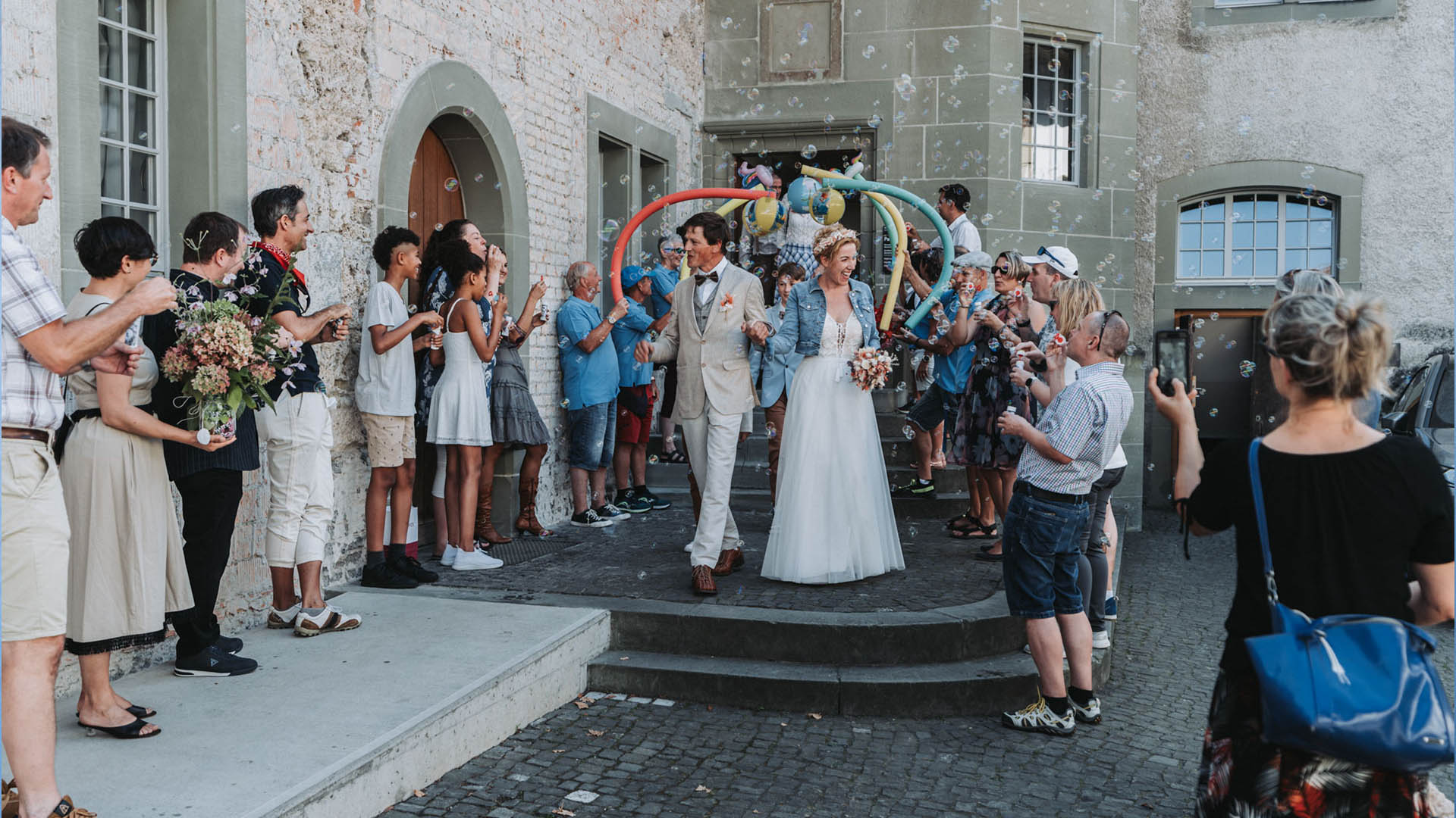 Hochzeitsfotografie - hier durfte ich den Moment des "Spalierstehens" festhalten und diese coole und emotionale Bild schiessen.