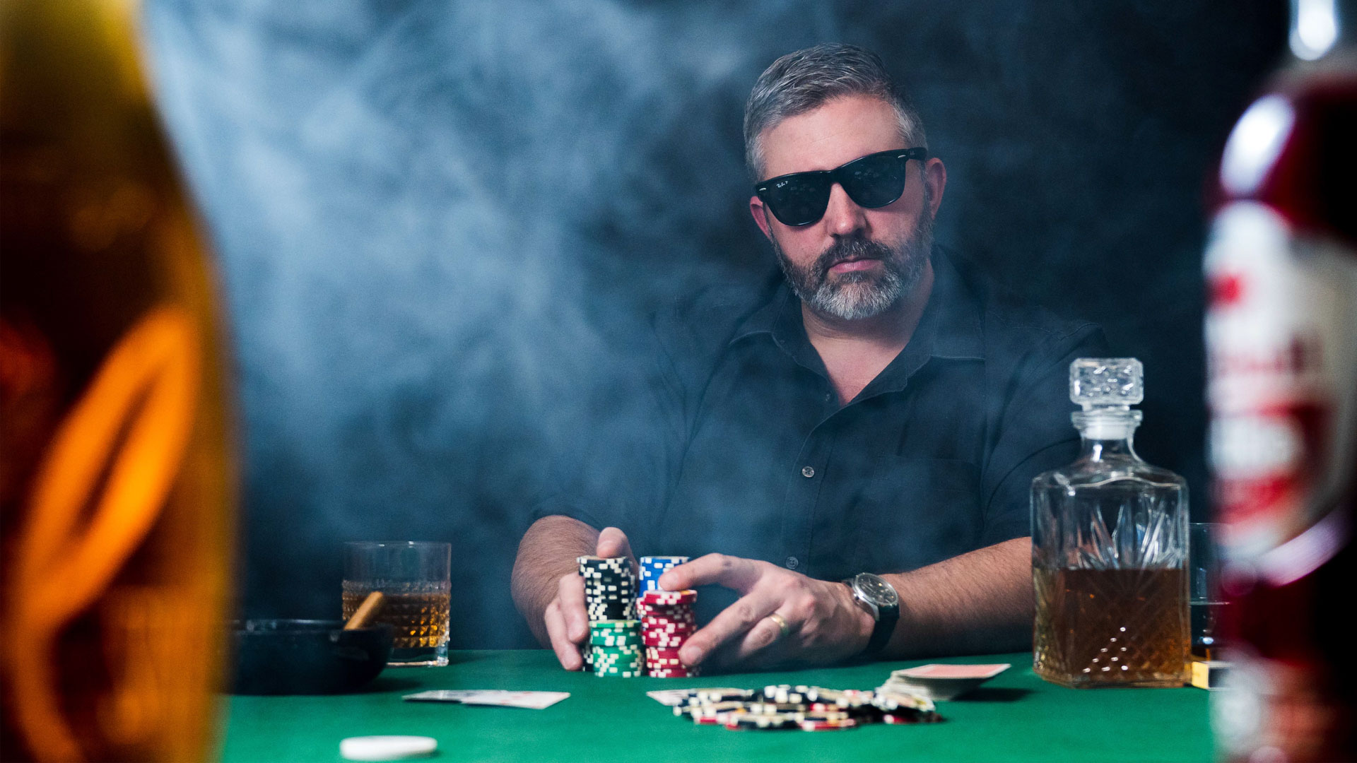 Foto eines Pokerspieler. Fotografiert für die Fotostrecke Pokerfaces. Spieler ist dabei all-in zu gehen.